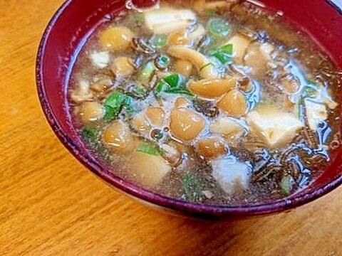 なめこ・もずく・豆腐の　あったか　みそ汁